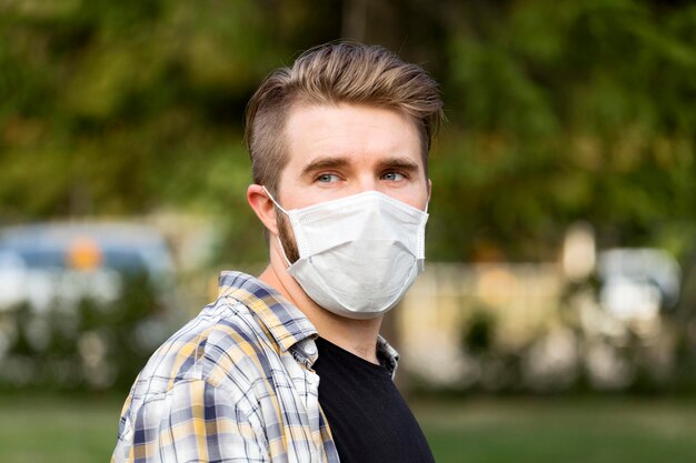 Portrait de jeune homme portant un masque facial