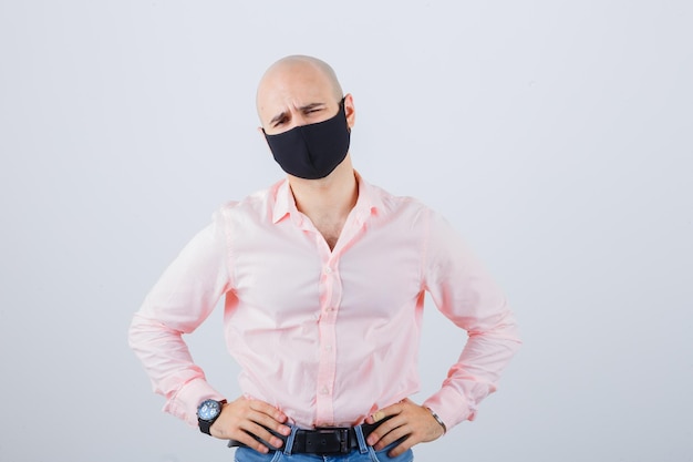 Portrait de jeune homme portant un masque de protection