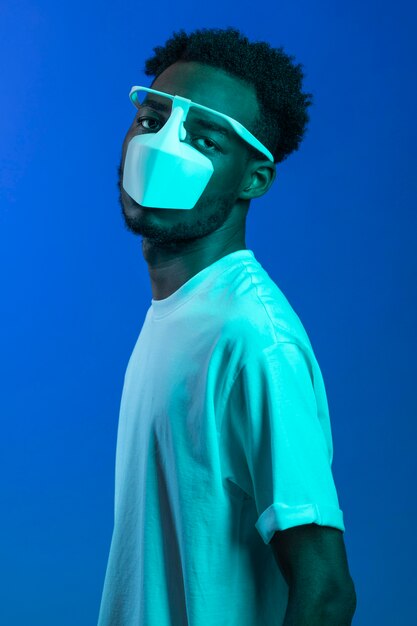 Portrait jeune homme portant un masque
