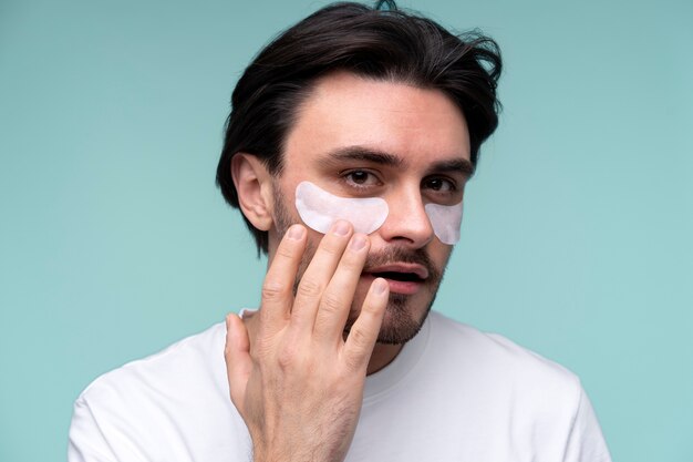 Portrait d'un jeune homme portant des patchs sous les yeux