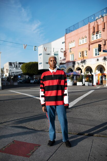 Portrait de jeune homme posant dans la ville