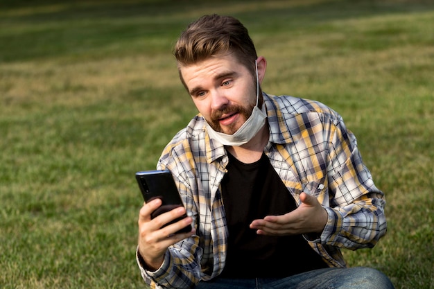 Photo gratuite portrait de jeune homme prenant un selfie