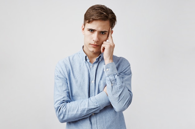 Portrait de jeune homme qui essaie de se concentrer.