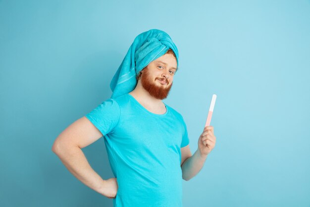 Portrait de jeune homme de race blanche dans sa journée de beauté et routine de soins de la peau