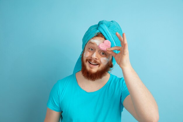 Portrait de jeune homme de race blanche dans sa journée de beauté et routine de soins de la peau