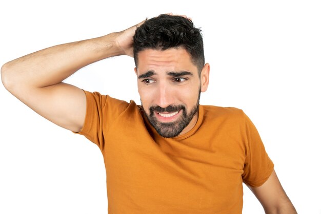 Portrait de jeune homme à la recherche de quelque chose contre l'espace blanc