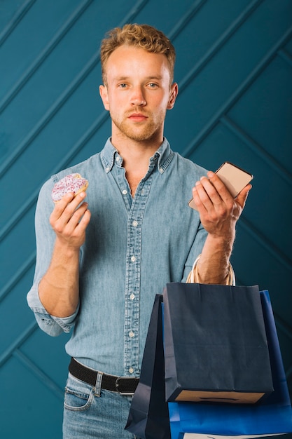 Photo gratuite portrait de jeune homme regardant la caméra