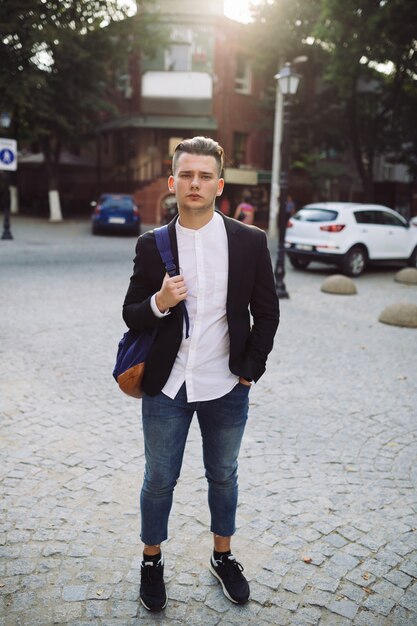 Portrait de jeune homme avec un sac à dos sur le dos