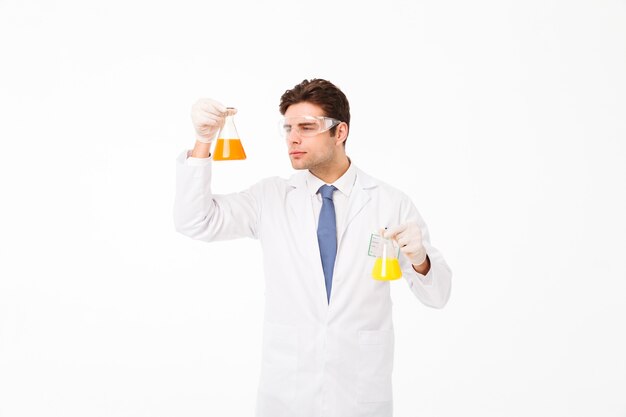 Portrait d'un jeune homme scientifique concentré