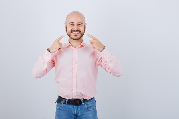 Portrait d'un jeune homme se pointant