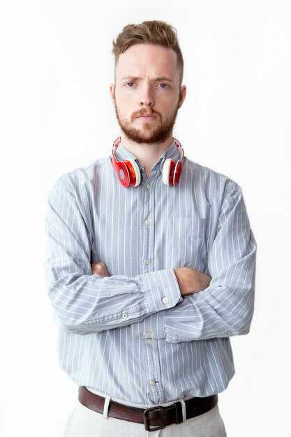 Portrait d&#39;un jeune homme sérieux portant un casque