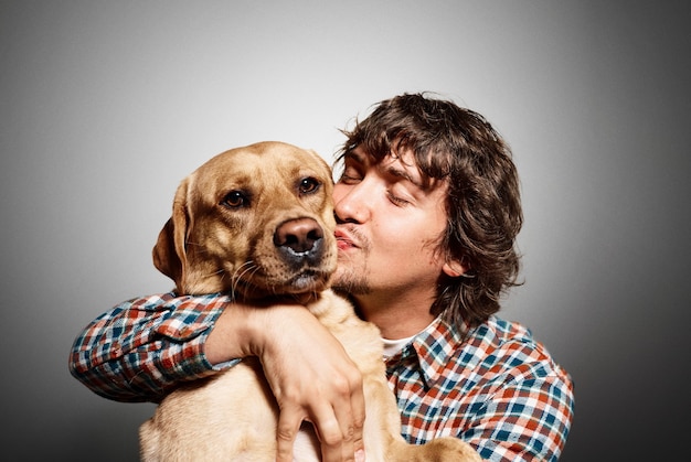 Photo gratuite portrait de jeune homme et son chien mignon