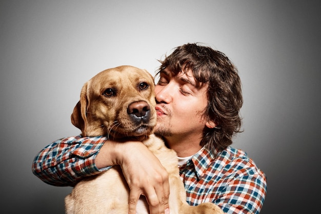 Portrait de jeune homme et son chien mignon