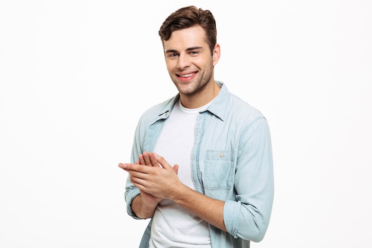 Photo gratuit portrait d'un jeune homme souriant se frottant les mains