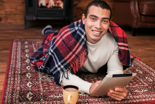 Portrait de jeune homme souriant