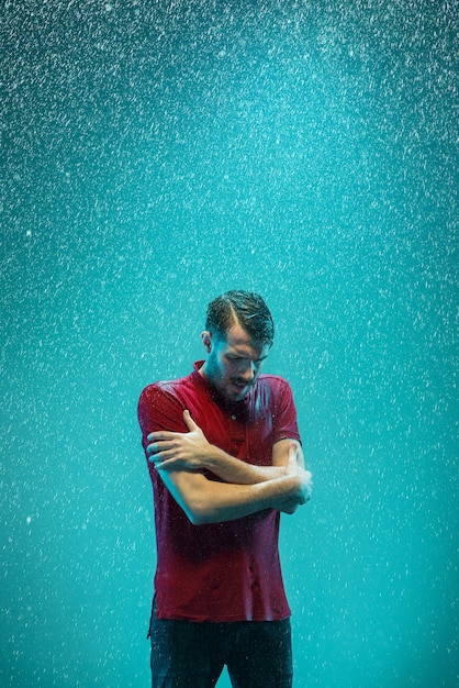 Le portrait de jeune homme sous la pluie