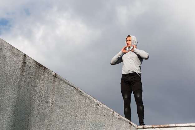 Portrait de jeune homme sportif à la recherche de suite