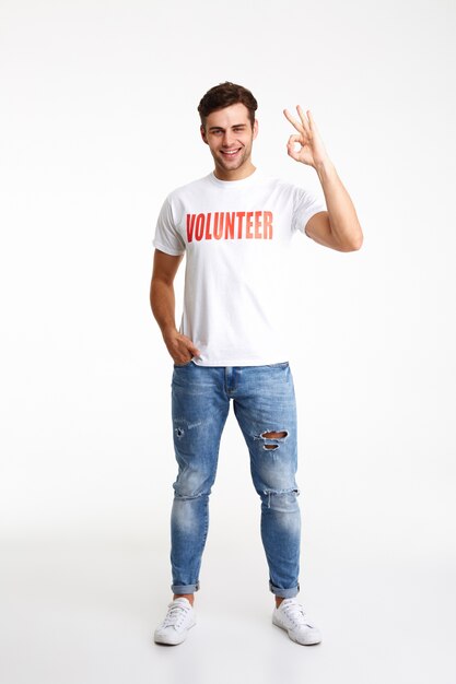 Portrait d'un jeune homme en t-shirt bénévole