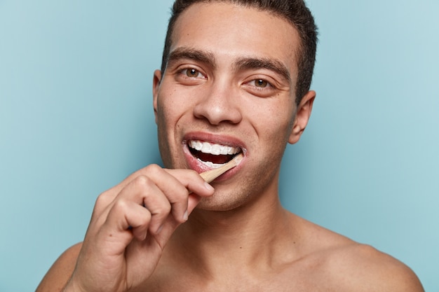 Portrait de jeune homme tenant une brosse à dents