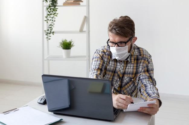 Photo gratuite portrait de jeune homme travaillant à domicile