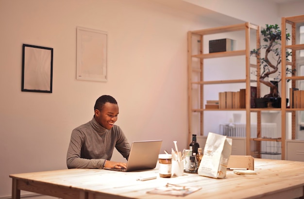 portrait de jeune homme travaillant sur ordinateur dans un bureau