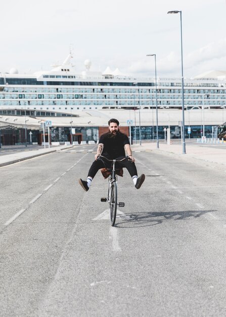 Portrait, de, jeune homme, vélo, sur, route, à, jambes, dehors, devant, croisière