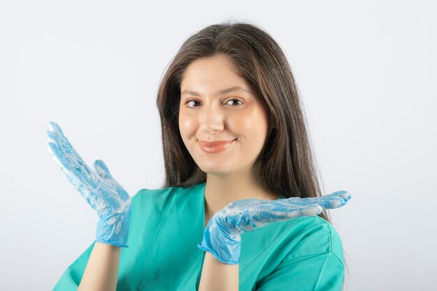 Portrait d'une jeune infirmière ou d'un médecin en uniforme vert posant.