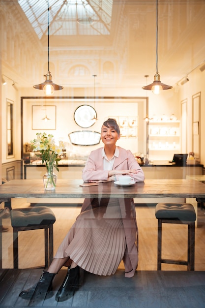 Photo gratuite portrait, jeune, jeune, femme, séance, moderne, café