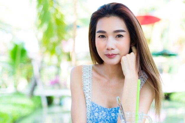 Portrait jeune jolie femme dans le parc