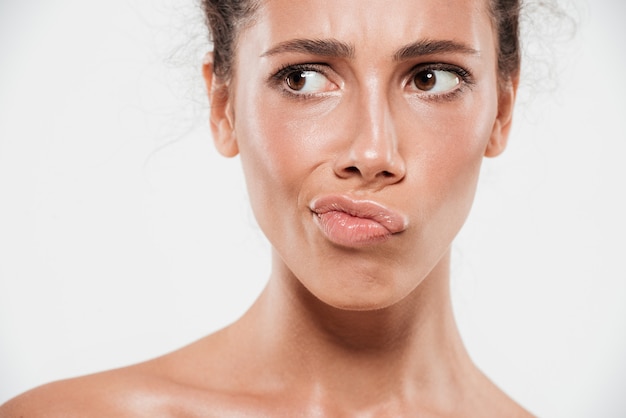 Portrait d'une jeune jolie femme recadrée