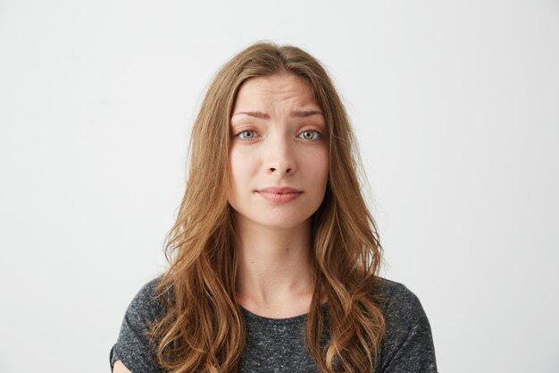 Portrait de jeune jolie fille avec mépris.