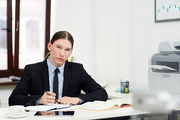 Portrait de jeune manager confiant