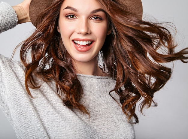 Photo gratuite portrait de jeune mannequin élégant en vêtements d'été gris décontracté en chapeau brun avec maquillage naturel