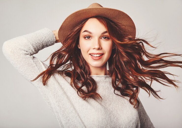 Photo gratuit portrait de jeune mannequin élégant en vêtements d'été gris décontracté en chapeau brun avec maquillage naturel