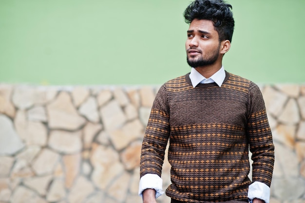 Photo gratuite portrait de jeune mannequin indien élégant pose dans la rue