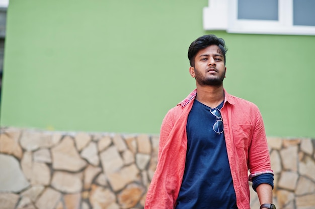 Photo gratuite portrait de jeune mannequin indien élégant pose dans la rue