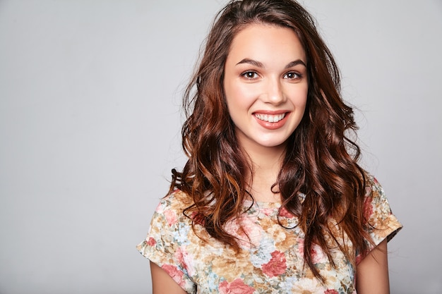 Portrait de jeune mannequin rire élégant dans des vêtements d'été décontractés colorés avec du maquillage naturel