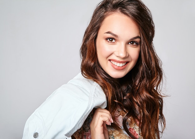 Portrait de jeune mannequin rire élégant dans des vêtements d'été décontractés colorés avec du maquillage naturel