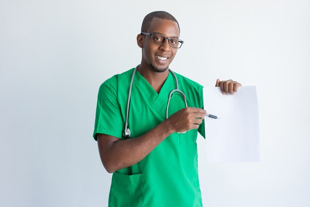 Portrait de jeune médecin gai expliquant le contrat médical.