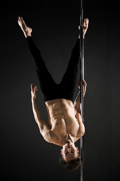 Portrait de jeune modèle masculin pole dance