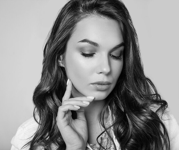 Portrait de jeune modèle riant élégant en vêtements d'été décontractés colorés avec du maquillage naturel sur gris