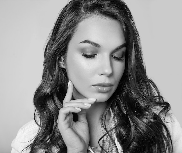 Portrait de jeune modèle riant élégant en vêtements d'été décontractés colorés avec du maquillage naturel sur gris