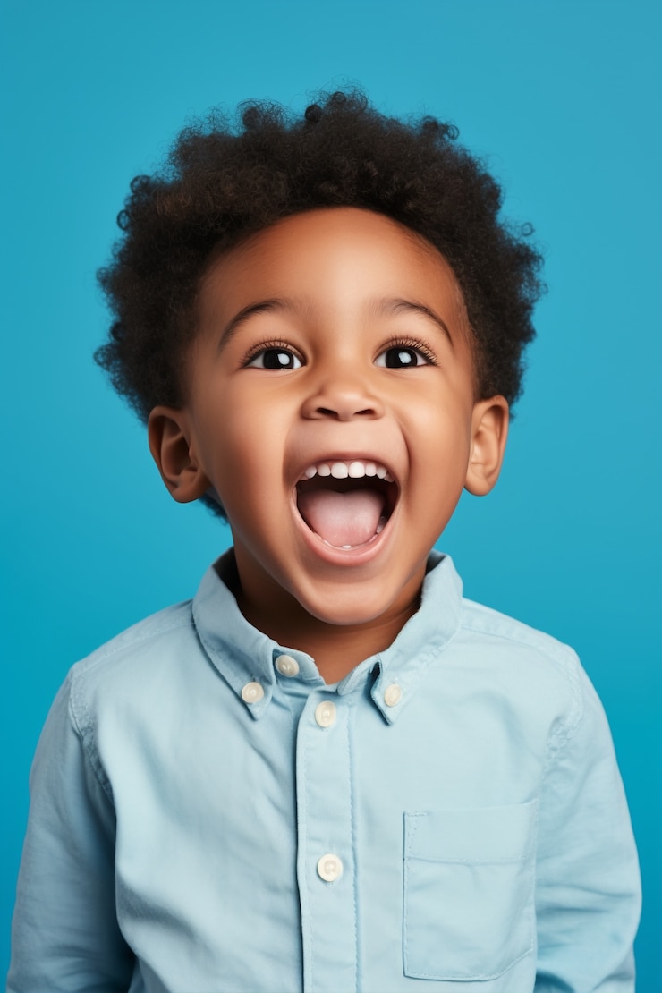 Photo gratuit portrait de jeune petit garçon