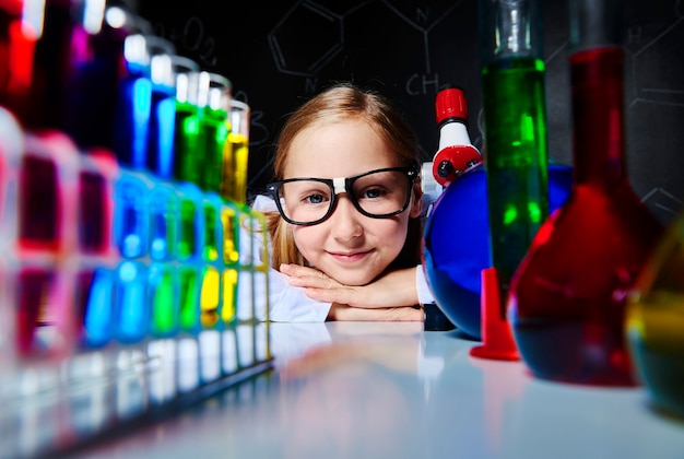 Portrait de jeune scientifique mignon