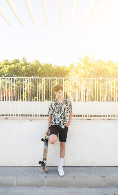 Portrait, jeune, skateboard