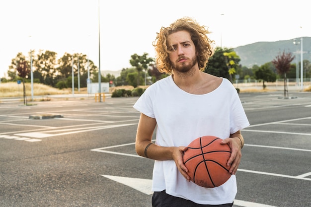 Portrait, jeune, tenue, basketball