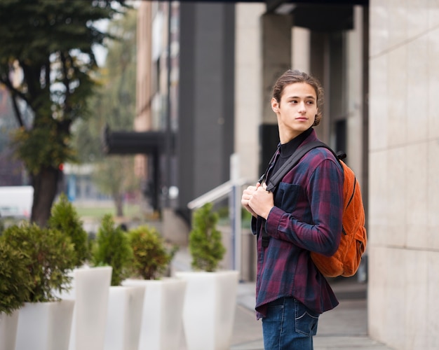 Portrait de jeune touriste à la recherche de suite