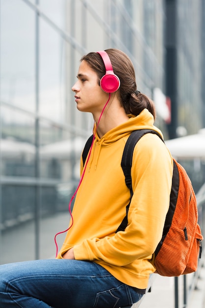 Portrait de jeune voyageur avec un casque