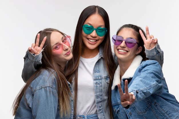 Portrait de jeunes adolescentes posant ensemble