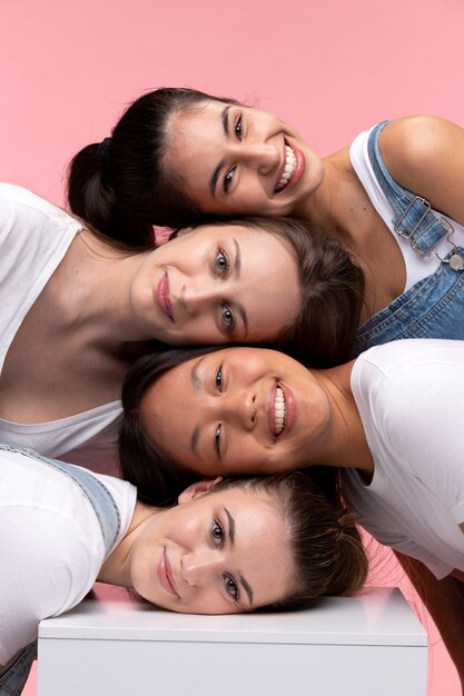 Portrait de jeunes adolescentes posant ensemble